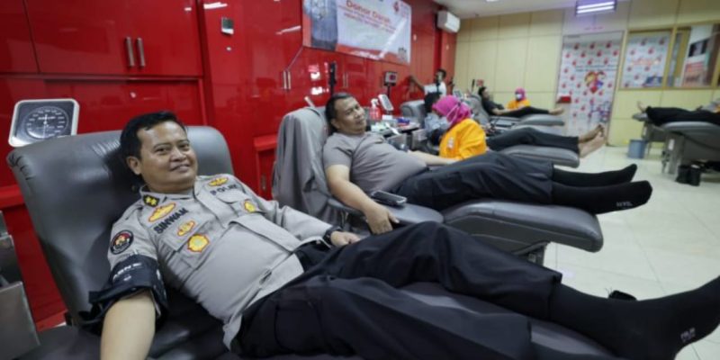 Sambut HUT Humas Polri Ke-72, Bidhumas Polda Jatim Gelar Baksos Donor Darah di PMI Surabaya