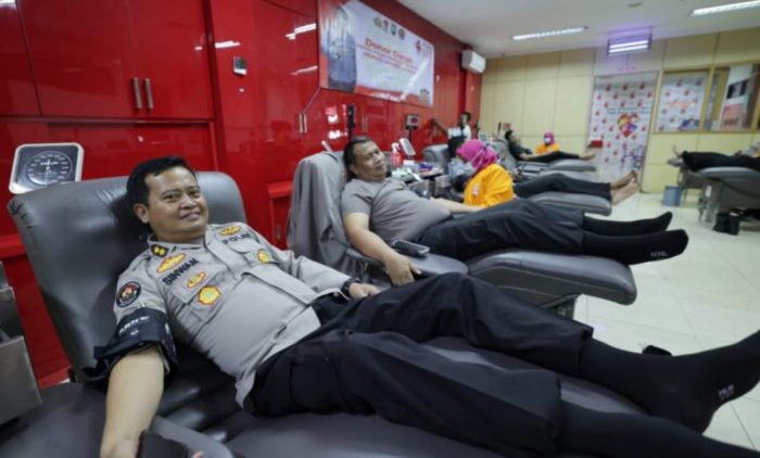 Sambut HUT Humas Polri Ke-72, Bidhumas Polda Jatim Gelar Baksos Donor Darah di PMI Surabaya