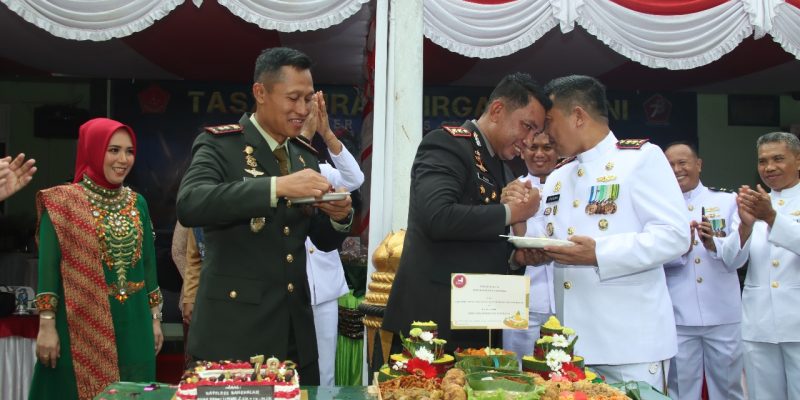 Sinergitas TNI-Polri, Polres Bangkalan Beri ‘Suprise’ HUT TNI Ke-78 di Makodim Bangkalan