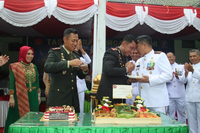 Sinergitas TNI-Polri, Polres Bangkalan Beri ‘Suprise’ HUT TNI Ke-78 di Makodim Bangkalan