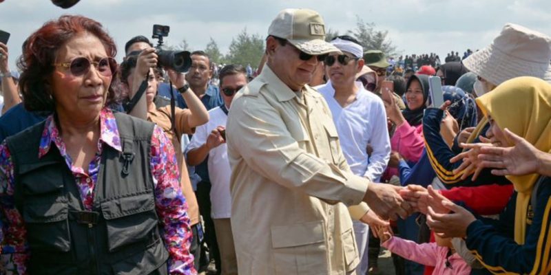 Menhan Prabowo Beri 10 Unit Kapal Kepada Nelayan di Pantai Aquarium Piamari