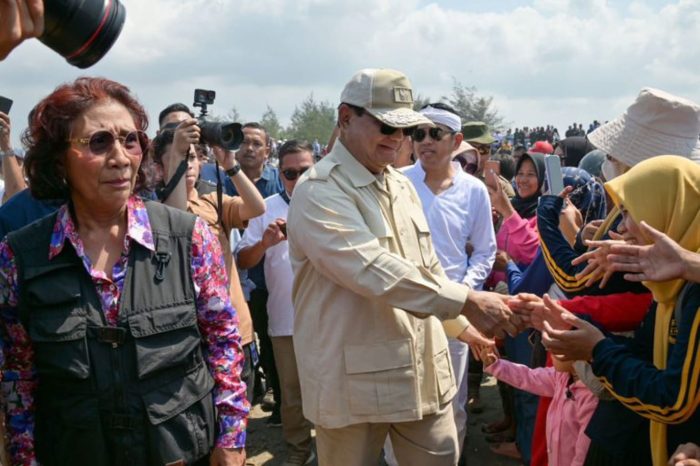 Menhan Prabowo Beri 10 Unit Kapal Kepada Nelayan di Pantai Aquarium Piamari