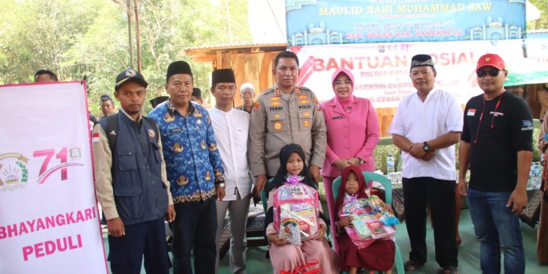 Sekolah Semi Permanen, Kapolres Bangkalan Bersama Bhayangkari Beri Bantuan Alat Tulis Untuk Siswa SDN Lerpak 1 Geger