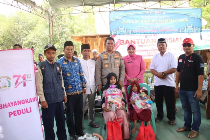 Sekolah Semi Permanen, Kapolres Bangkalan Bersama Bhayangkari Beri Bantuan Alat Tulis Untuk Siswa SDN Lerpak 1 Geger
