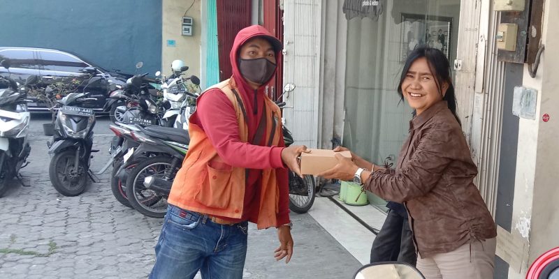 Kader Relawan Ning Lucy Bagikan Jum’at Berkah