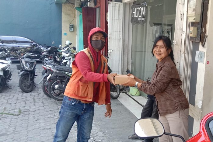 Kader Relawan Ning Lucy Bagikan Jum’at Berkah