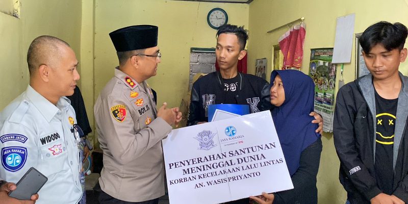 Kapolres Lumajang Bersama Jasa Raharja Salurkan Santunan Korban Tabrak Lari