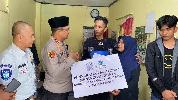 Kapolres Lumajang Bersama Jasa Raharja Salurkan Santunan Korban Tabrak Lari