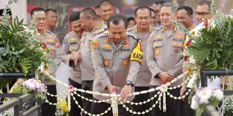 Irjen Pol Toni Harmanto Resmikan Semeru Walk dan Air Mancur Kolam Semeru di Mapolda Jatim