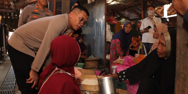 Bersama Satgas Pangan Kapolres Ponorogo Cek Pasar Jambon Pantau Harga dan Stok Bahan Pokok