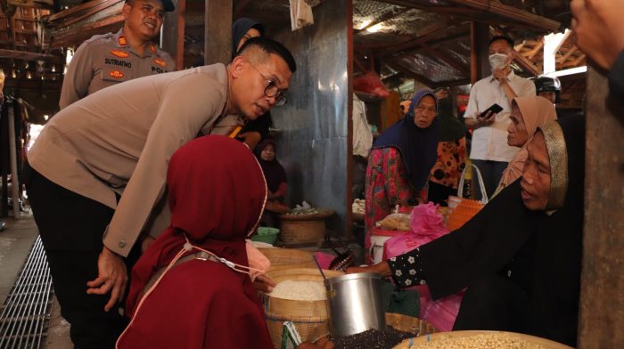 Bersama Satgas Pangan Kapolres Ponorogo Cek Pasar Jambon Pantau Harga dan Stok Bahan Pokok