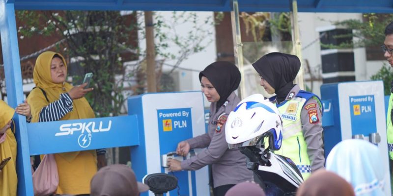 Polrestabes Surabaya Siapkan Layanan Pengisian Daya Motor Listrik Gratis