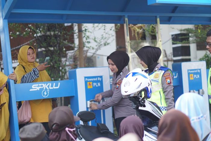 Polrestabes Surabaya Siapkan Layanan Pengisian Daya Motor Listrik Gratis