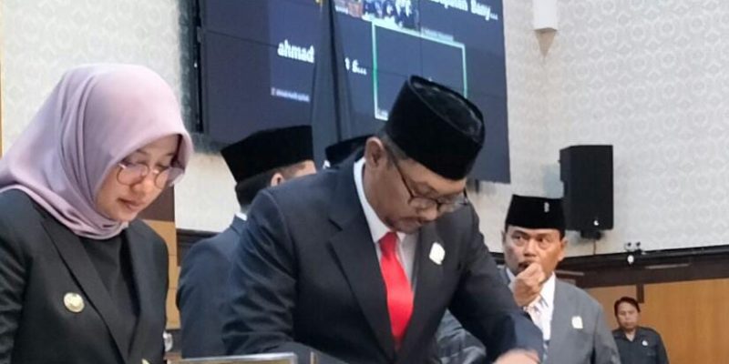 Ketua DPRD I Made Cahyana Negara SE dan Bupati Banyuwangi IPUK Feistiandani Menyetujui, “Raperda P+APBD 2023 jadi Perda”