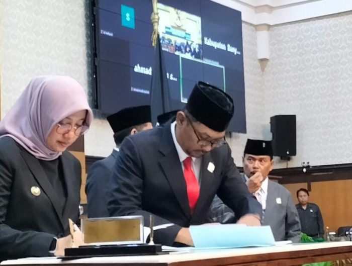 Ketua DPRD I Made Cahyana Negara SE dan Bupati Banyuwangi IPUK Feistiandani Menyetujui, “Raperda P+APBD 2023 jadi Perda”