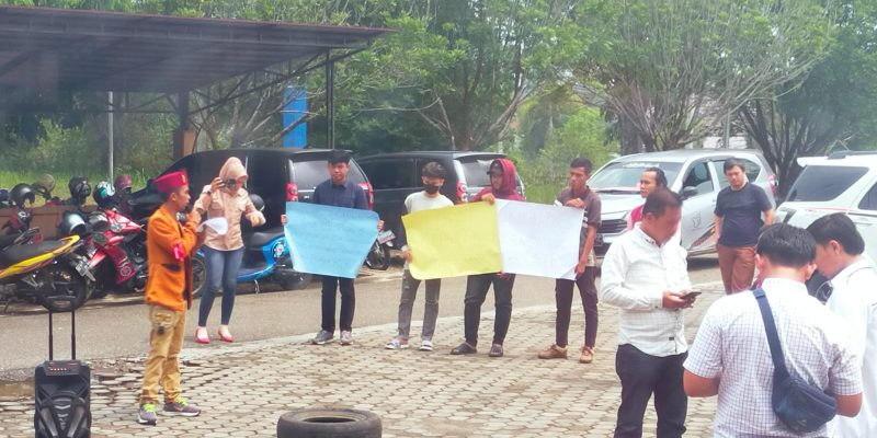 Puluhan Pemuda Adakan Aksi Unjuk Rasa Dikantor PU CK Musi Rawas ” Ada Apa “