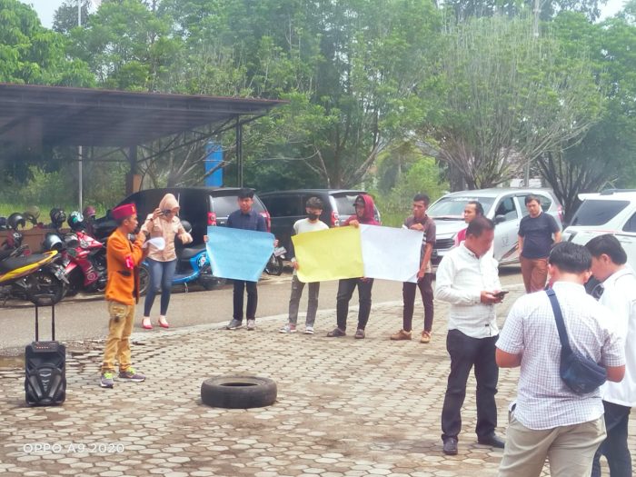 Puluhan Pemuda Adakan Aksi Unjuk Rasa Dikantor PU CK Musi Rawas ” Ada Apa “