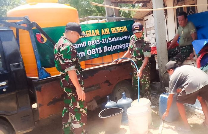 Upaya Mandiri, Babinsa Koramil Sukosewu Bojonegoro salurkan Air Bersih untuk Warga Krajan Sumberjokidul