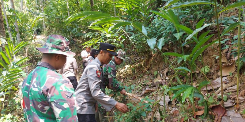 Sinergitas TNI-Polri dan Warga Pasang Selang, Perlancar Pemenuhan Kebutuhan Air Bersih