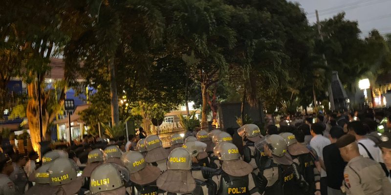 Polisi Lakukan Pengamanan Jalannya Sidang Trio Terdakwa Penyebaran Berita Bohong Tanah Pakel di Banyuwangi