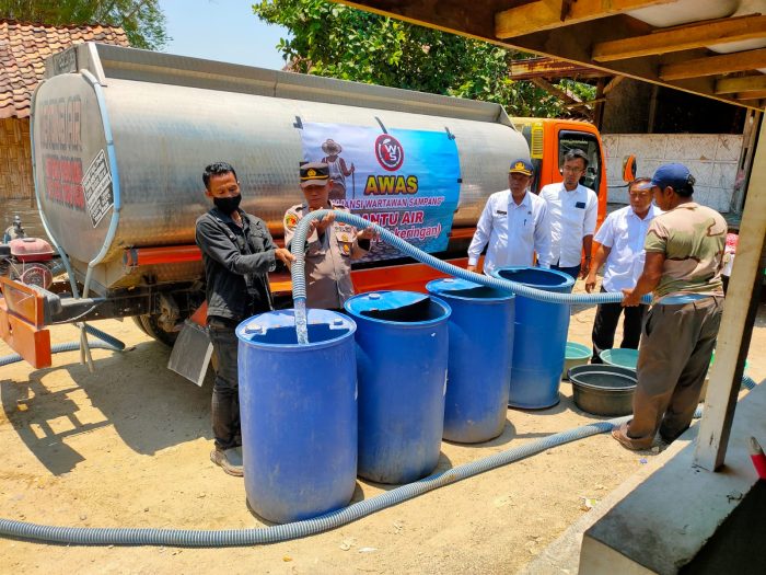 Bantu Warga Dari Kekeringan, AWAS Salurkan Bantuan Air Bersih