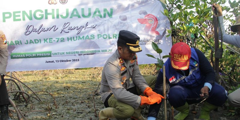 Polres Sampang Tanam Bibit Pohon Mangrove Sambut HUT Humas Polri Ke-72 Tahun 2023