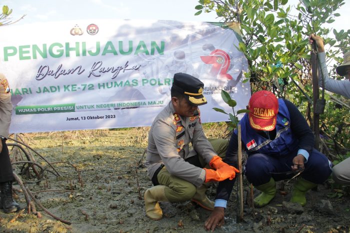 Polres Sampang Tanam Bibit Pohon Mangrove Sambut HUT Humas Polri Ke-72 Tahun 2023