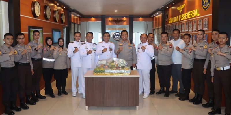 Puspenerbal Terima Tumpeng Kejutan Dari Polres Sidoarjo Dihari Jadi ke-78 TNl