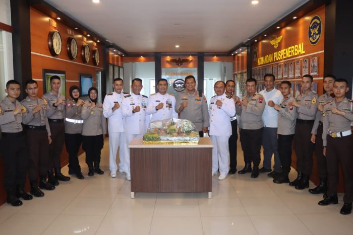 Puspenerbal Terima Tumpeng Kejutan Dari Polres Sidoarjo Dihari Jadi ke-78 TNl