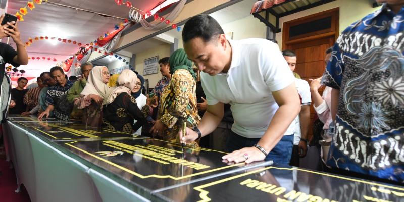 Layaknya Masjid, Wali Kota Eri Cahyadi Ajak Warga Surabaya Memakmurkan Balai RW
