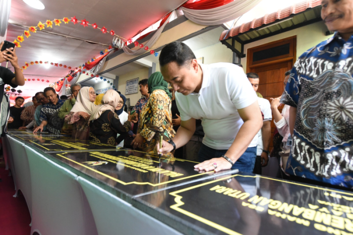 Layaknya Masjid, Wali Kota Eri Cahyadi Ajak Warga Surabaya Memakmurkan Balai RW