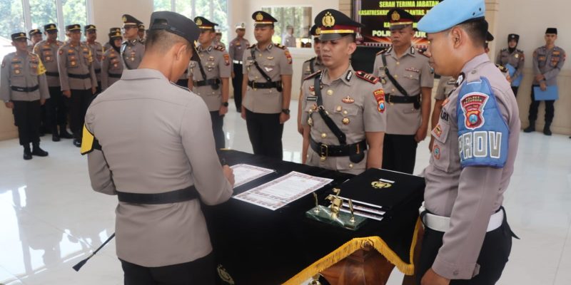 Pergantian Pejabat Baru, Kapolres Pasuruan Pimpin Upacara Sertijab PJU dan Kapolsek