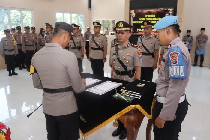 Pergantian Pejabat Baru, Kapolres Pasuruan Pimpin Upacara Sertijab PJU dan Kapolsek