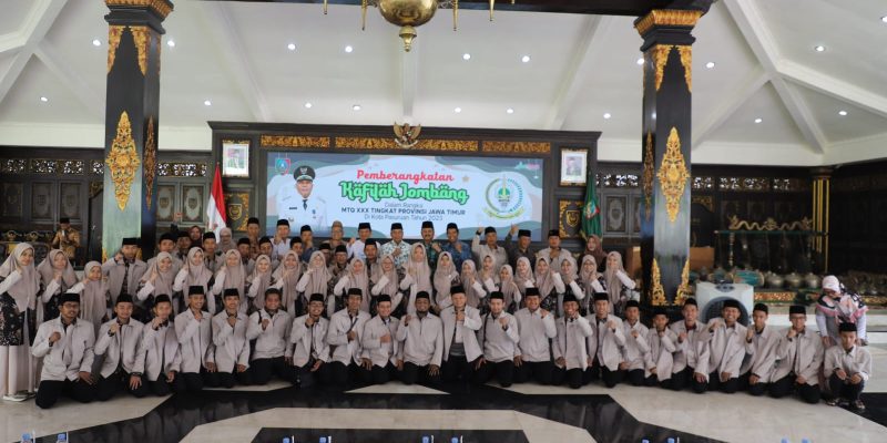 Pj Bupati Jombang Sugiat Berangkatkan Kafilah Kabupaten Jombang Berkompetisi Di MTQ XXX Jatim