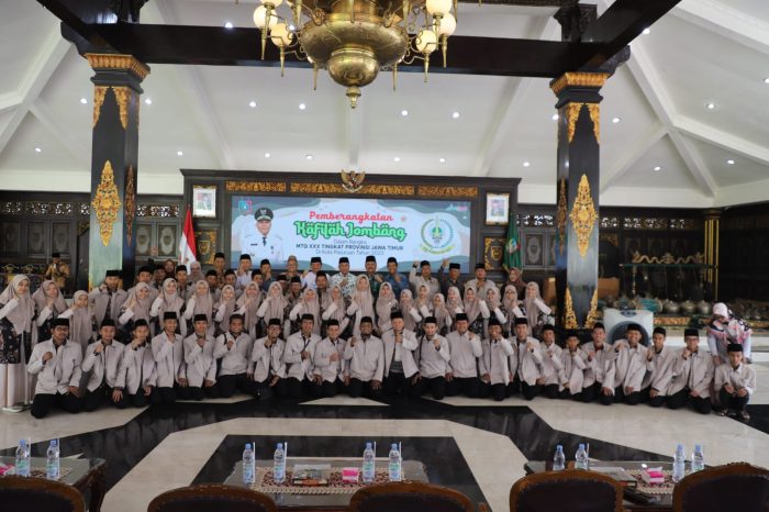 Pj Bupati Jombang Sugiat Berangkatkan Kafilah Kabupaten Jombang Berkompetisi Di MTQ XXX Jatim