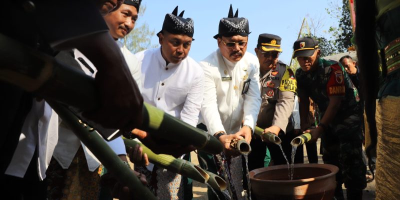 Pj Bupati Jombang Hadiri Kirab Pusaka Dan Budaya Desa Cupak 