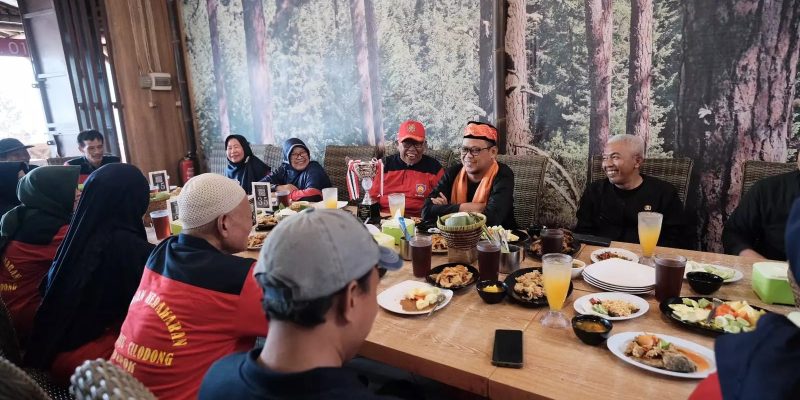 Mempererat Keakraban, Bang Imam Silaturahmi dengan Relawan Kebakaran Kelurahan Sukamaju