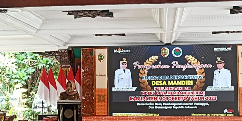 Bupati Ikfina Serahkan Penghargaan Desa Mandiri Ke 150 Desa Di Kabupaten Mojokerto