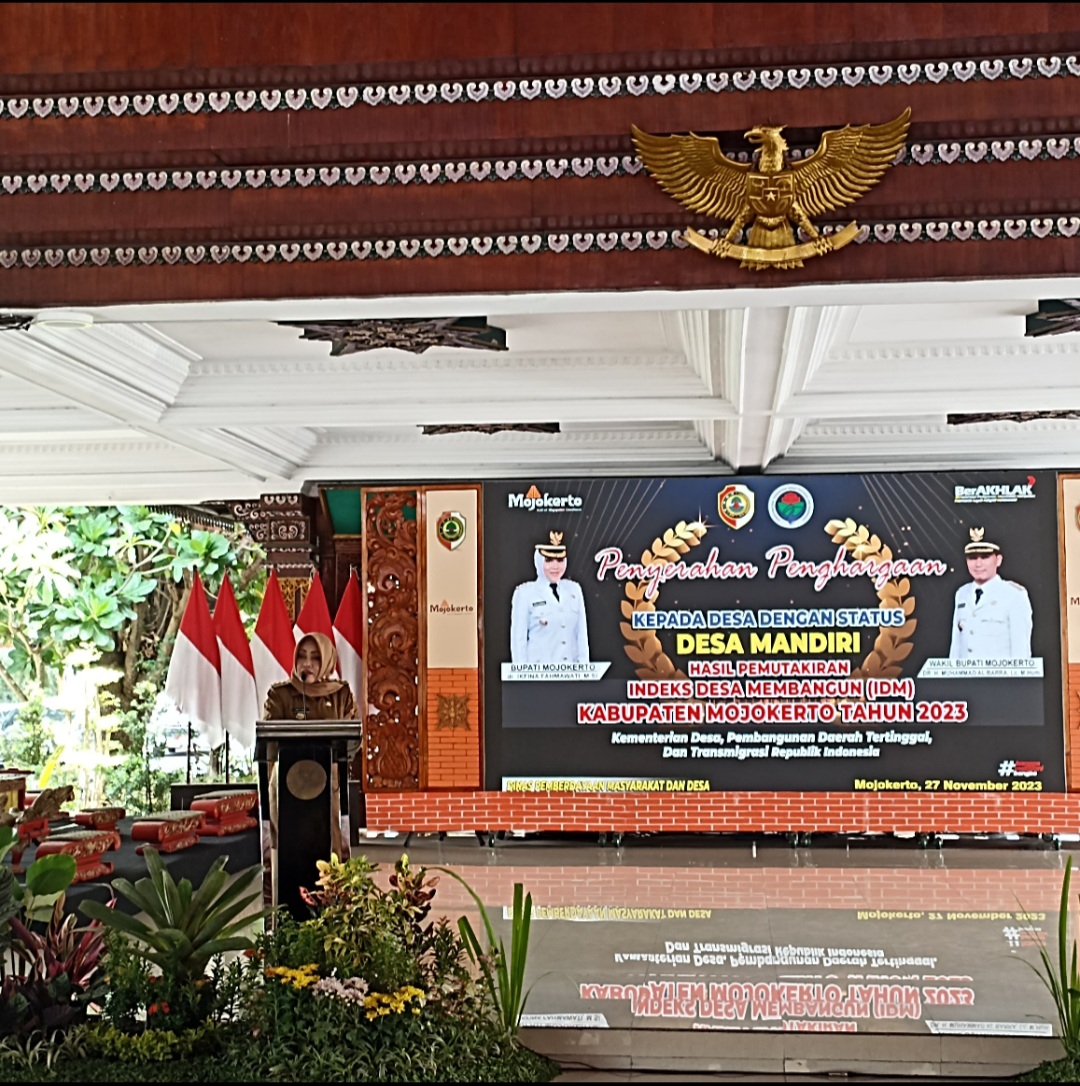 Bupati Ikfina Serahkan Penghargaan Desa Mandiri Ke 150 Desa Di Kabupaten Mojokerto