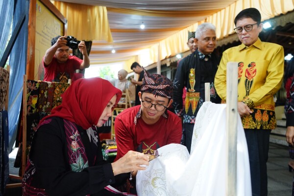 UMKM Bojonegoro Pamerkan Produk Unggulan Di Anjungan Jawa Timur TMII, Ajak Pengunjung Membatik