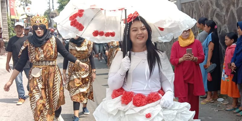 Tumpeng Gunungan Serta Ogoh-Ogoh Hiasi Carnaval Dan Sedekah Bumi