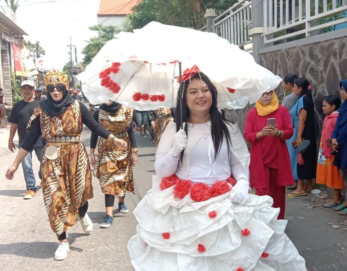 Tumpeng Gunungan Serta Ogoh-Ogoh Hiasi Carnaval Dan Sedekah Bumi