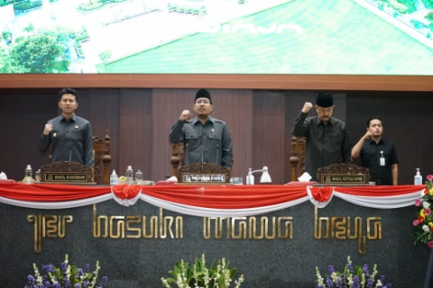 Gubernur Khofifah Sampaikan Jawaban Terhadap PU Fraksi DPRD Jatim Terkait R APBD 2024