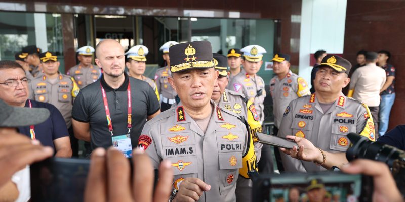 Polda Jatim Lakukan Pemeriksaan Tiket Di Jalan Akses Masuk Stadion GBT
