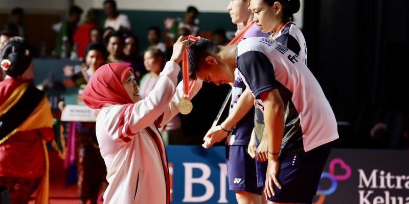 Gubernur Jatim Kalungkan Medali Kejuaraan Bulu Tangkis Internasional ‘BNI Indonesia Master-Super 2023