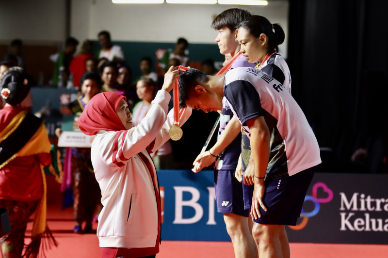 Gubernur Jatim Kalungkan Medali Kejuaraan Bulu Tangkis Internasional ‘BNI Indonesia Master-Super 2023