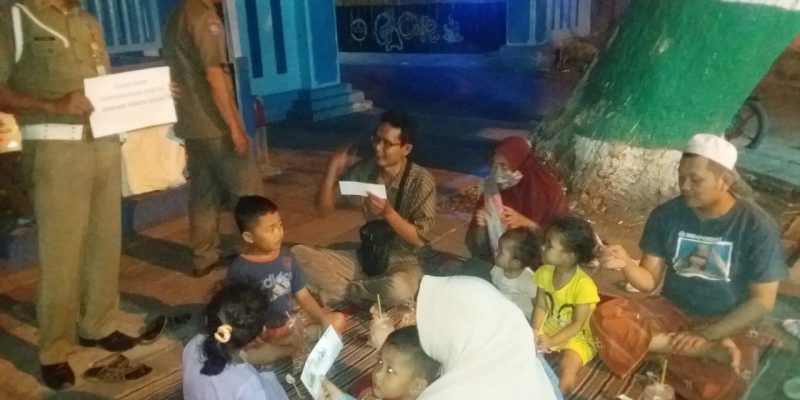 Satpol PP Pamekasan Bagikan Kupon Gratis JJS Kepada Masyarakat, Tujuannya Sosialisasi Penyetopan Rokok Ilegal