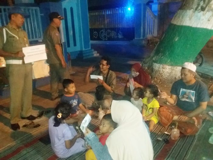 Satpol PP Pamekasan Bagikan Kupon Gratis JJS Kepada Masyarakat, Tujuannya Sosialisasi Penyetopan Rokok Ilegal