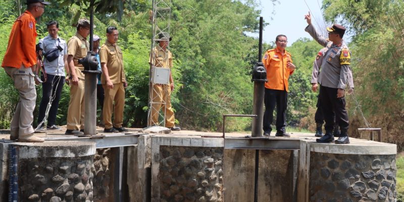 Hadapi Musim Penghujan, Kapolres Probolinggo Kota Bersama BPBD Cek Kesiapan EWS Di 5 Titik Dam