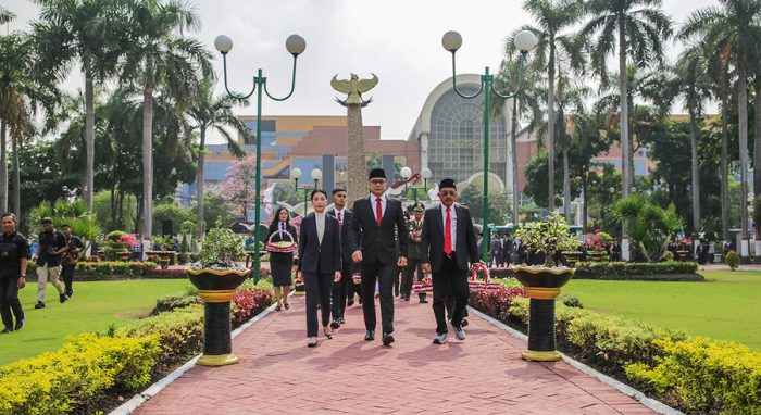 Ziarah Di TMP Kusuma Bangsa, Wali Kota Eri: Semangat Pahlawan Terus Membara Di Hati Arek Suroboyo